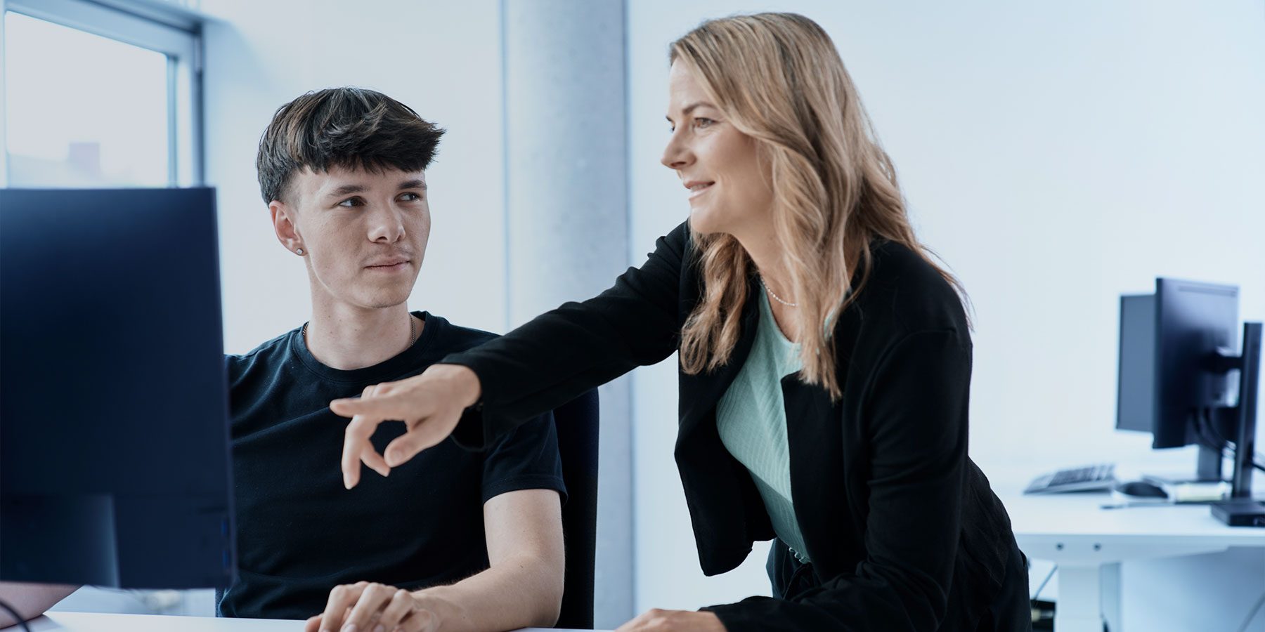 sonntag-karriere-ausbildung-header1 Ausbilderin mit Azubi
